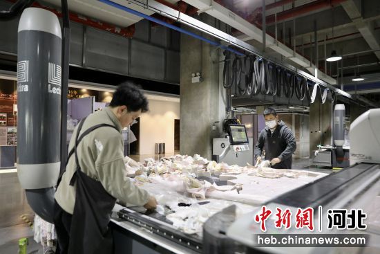 图为一家童装生产企业，工作人员正使用进口裁床裁剪布料，生产效率高的同时，更节省原料。 赵一捷 摄